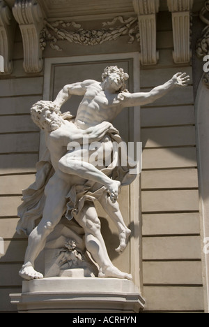 Vienne, Autriche. Cour intérieure : Hofburg de statues. Lutte contre l'Hercules Antaeus Banque D'Images