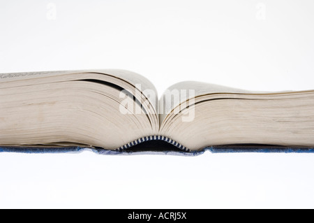 Un livre ouvert sur un fond blanc Banque D'Images