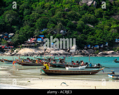 Bateaux longtail traditionnels attachés Hat Rin Nok Beach sur l'île de Ko Pha Ngan Thaïlande Banque D'Images