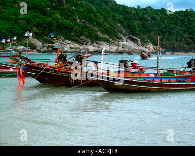 Bateaux longtail traditionnels liés à la plage de l'île de Ko Pha Ngan Thaïlande Banque D'Images