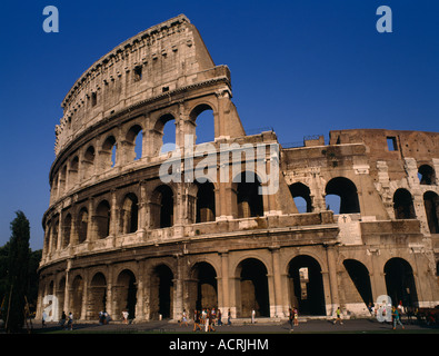 L'Italie, Lazio, Rome. Le Colisée Amphithéâtre romain vue depuis le sud avec les visiteurs se sont réunis autour de la base. Banque D'Images