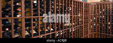 Cave avec des bouteilles de vin dans le stockage Banque D'Images