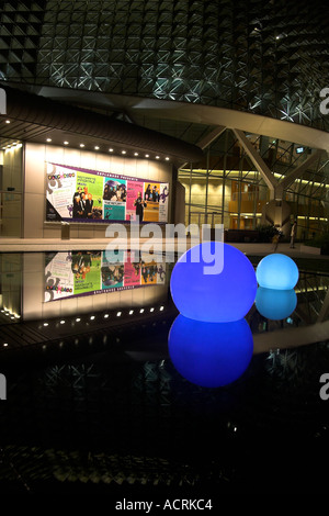 Sphères bleu décoratif extérieur Esplanade - Theatres On The Bay éclairés la nuit à Singapour Banque D'Images