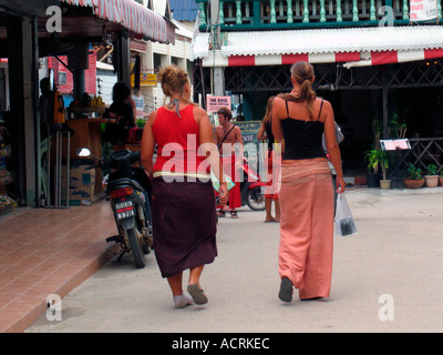Les jeunes femmes se promenant dans Hat Rin village sur l'île de Ko Pha Ngan Thaïlande Banque D'Images