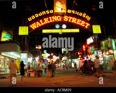 Walking Street Pattaya Thailande éclairée la nuit Banque D'Images