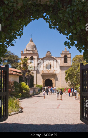 La Mission San Carlos Borromeo del Rio Carmelo avec parishoners dans la cour avant de la Californie Carmel de masse Banque D'Images