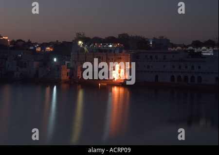 Palais du lac le long des rives du lac Pushkar Pushkar Rajasthan Inde Banque D'Images