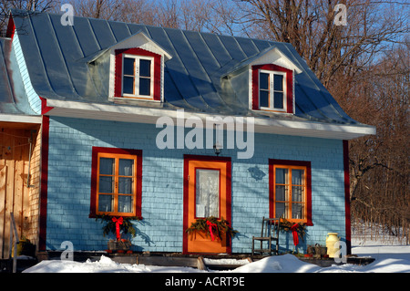 Maison Bleue en Moneregie hiver salon Province de Québec Canada Banque D'Images