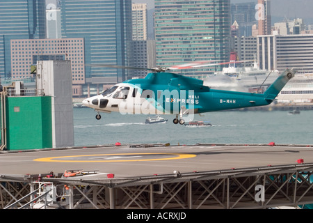 Terres d'hélicoptère HeliJet Express ou de décoller dans le centre de l'héliport de shun tak hong kong island de retour de Hong Kong région administrative spéciale de Macao Banque D'Images