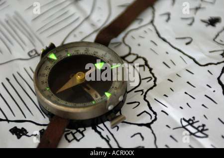 Vintage compas magnétique avec pointeur phosphore vert Banque D'Images