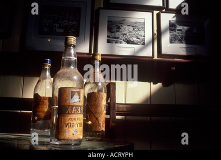 Des bouteilles vides d'alcool mettre sur un bar avec des photographies de la ruée vers l'or à l'hôtel Royal, Pilgrims Rest Banque D'Images