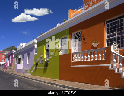 Une rangée de maisons aux couleurs vives dans le Bo Kaap une banlieue Cape Malay à Cape Town Western Cape Afrique du Sud Banque D'Images