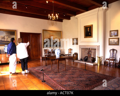 Les touristes voir les tableaux originaux dans l'intérieur de la salle du Conseil au château de Bonne Espérance museum Cape Town Banque D'Images