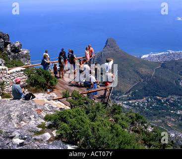 Les touristes sur la plate-forme panoramique au sommet de la Montagne de la table au Cap à la tête des Lions en direction de Cape Town Banque D'Images