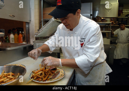 Chef cuisinier au restaurant Zocalo prépare leur signature steak sandwich dans NYC Sabana Banque D'Images