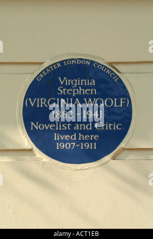 Plaque d'information bleue historique sur un bâtiment Robert Adams à Fitzroy Square enregistrement occupé par Virginia Stephen 1882 - 1941 Londres Angleterre Royaume-Uni Banque D'Images