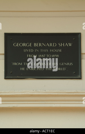 Plaque d'information historique sur un bâtiment Robert Adams à Fitzroy Square enregistrement occupé par George Bernard Shaw 1887 à 1898 Londres Angleterre Royaume-Uni Banque D'Images