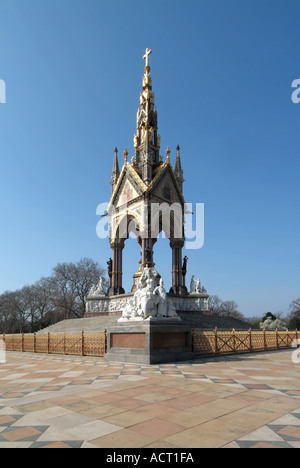 Historique victorien de Londres site touristique Albert Memorial dans les jardins de Kensington Hyde Park avec Prince Albert assis Blue Sky Day Londres Angleterre Royaume-Uni Banque D'Images