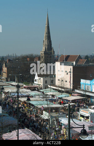 Romford market place avec divers stands et flèche de l'église St Edwards au-delà Banque D'Images