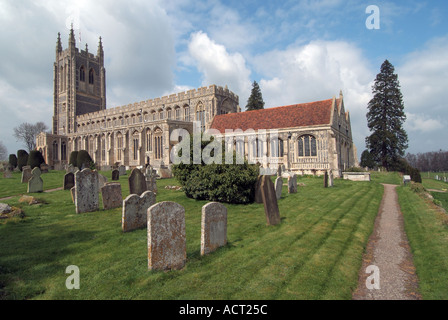 Long Melford la grande église de la Sainte Trinité et une partie de cimetière Banque D'Images