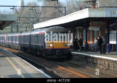 La gare de Shenfield avec plate-forme première Great Eastern Railway Company train arrivant au quai Banque D'Images