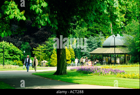 Harrogate, North Yorkshire, Angleterre. La période Victorienne Valley Gardens et pavilion café dans la ville thermale d'Harrogate Banque D'Images