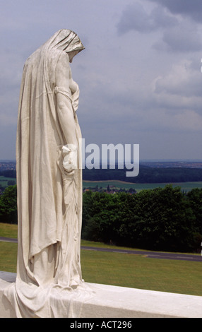 Canada Beneath (ou la mère) du Canada statue sur la crête de Vimy, Mémorial, Pas de Calais France Banque D'Images