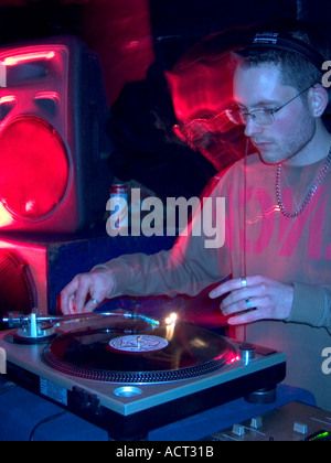 Jeune dj sur le pont sous un feu rouge Banque D'Images