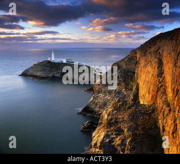 Soir la lumière du soleil sur le phare de South Stack, Holy Island, Anglesey, au nord du Pays de Galles, Royaume-Uni Banque D'Images