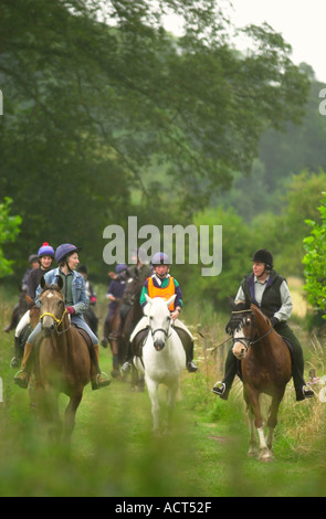 L'ÉQUITATION SUR LA RIDGEWAY RIDE RIDERS PRÈS DU VILLAGE DE DANS LE WILTSHIRE RAMSBURY Banque D'Images