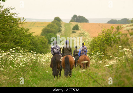 L'ÉQUITATION SUR LA RIDGEWAY RIDE RIDERS PRÈS DU VILLAGE DE DANS LE WILTSHIRE RAMSBURY Banque D'Images