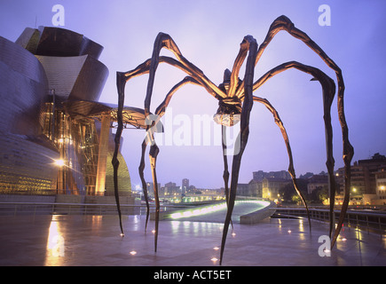 Guggenheim Museum et Elizabeth Spider Bourgeois sculpture à nuit Bilbao Euskadi Pays Basque Espagne Banque D'Images