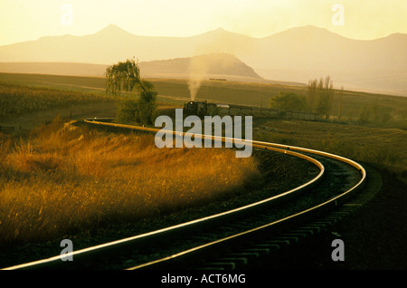 Approcher un train sur une ligne de chemin de fer sillonnant à travers la campagne à distance de l'Afrique du Sud de l'État libre de Bethléem Banque D'Images