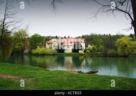 Otocec Castle sur l'île de la rivière Krka près de Novo mesto Slovénie Banque D'Images