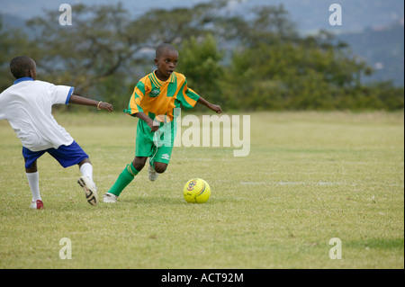Les enfants de l'école 11 ans à jouer au soccer au cours d'un festival de soccer écoles Nelspruit Mpumalanga Afrique du Sud Banque D'Images