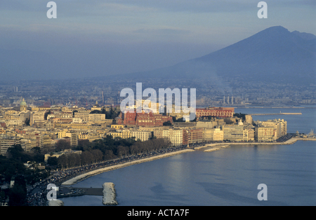 Baie de Naples montrant le Château Aragonais sur presqu'île de Ischia, avec le paysage urbain et le Vésuve en arrière-plan, Naples, Italie Banque D'Images