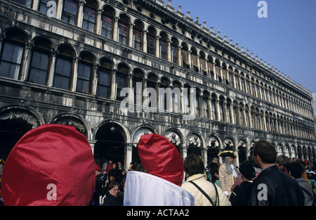 Italie Venise foule sur la Place San Marco à l'occasion du Carnaval Banque D'Images