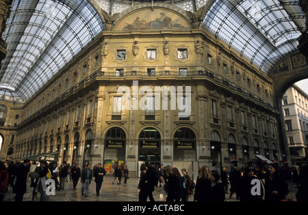 Les gens marcher dans la Galleria Vittorio Emanuele II, Milan, Italie. Banque D'Images