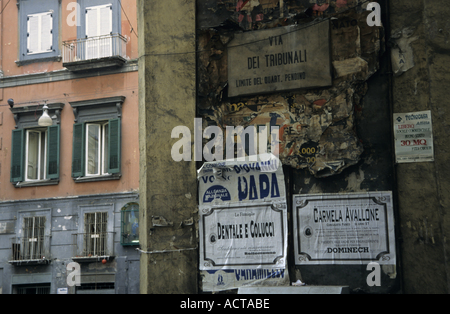 Italie Old Naples Via Dei Tribunali Décès annonces sur le mur d'une ruelle sombre Banque D'Images