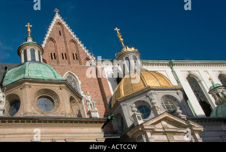 Or et vert sur les dômes de la cathédrale Royale à Cracovie, Pologne Banque D'Images