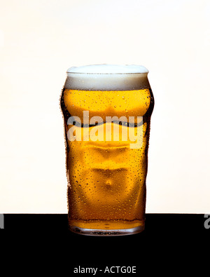 La bière forte Strong Lager lager forte verre homme muscle Banque D'Images