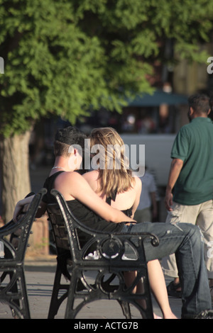 Couple s [moment intime] sur un banc de parc [] Banque D'Images