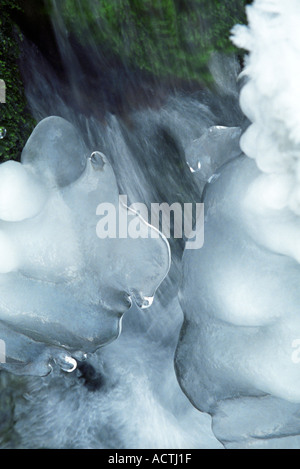 Close-up de cascade de glace dans le Parc Nature Abava Lettonie Kurzeme Banque D'Images