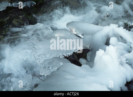 Formations de glace sur la rivière Abava Abava Nature Park en Lettonie Kurzeme Banque D'Images