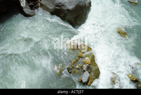 Les eaux glaciaires s'écoulant sur des rochers dans la rivière Dudhkoshi dans Parc national de Sagarmatha au Népal La vallée de Khumbu Everest région Banque D'Images