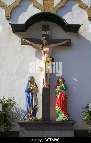 Gare de la croix sur le côté de l'église St. Severus dans la place du marché dans le Rhin ville de Boppard. Allemagne Banque D'Images