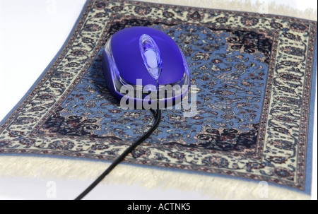 Souris d'ordinateur sur un tapis persan tapis volant magique tapis de souris Banque D'Images