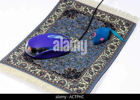 Ordinateur et souris jouet sur un tapis volant tapis de souris Banque D'Images