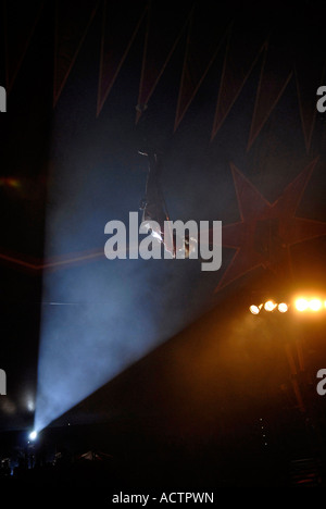 Artiste de cirque à l'aide de acrobat cerceau aérien aussi connu sous le nom de "Cerceau" ou "Lyra" un appareil d'acier circulaire Banque D'Images