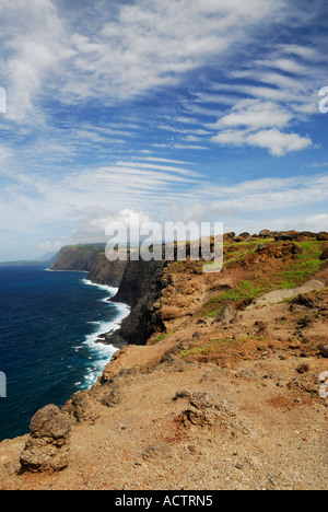 Portrait de north coast Molokai falaises avec ondulation cloud sky Indiana Banque D'Images